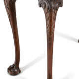 A CHIPPENDALE CARVED MAHOGANY CARD TABLE - Foto 6