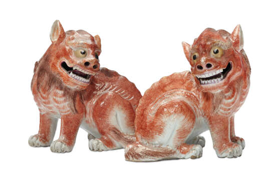 A PAIR OF CHINESE EXPORT PORCELAIN MYTHICAL BEASTS - photo 1