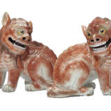 A PAIR OF CHINESE EXPORT PORCELAIN MYTHICAL BEASTS - фото 1