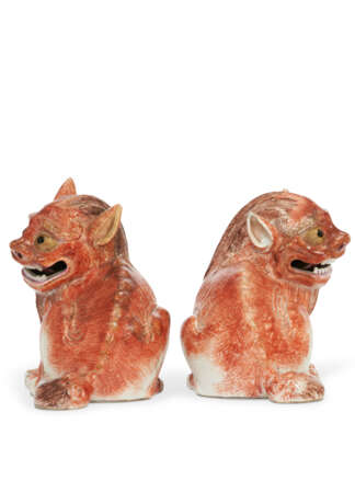 A PAIR OF CHINESE EXPORT PORCELAIN MYTHICAL BEASTS - photo 4