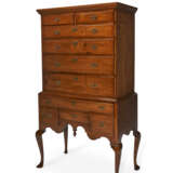 A QUEEN ANNE MAPLE HIGH CHEST-OF-DRAWERS - Foto 2