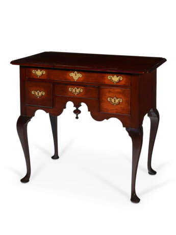 A QUEEN ANNE PLUM-PUDDING MAHOGANY DRESSING TABLE - photo 1