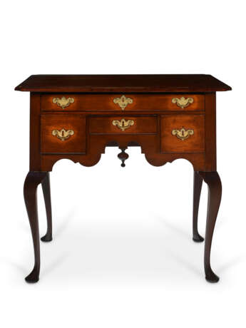 A QUEEN ANNE PLUM-PUDDING MAHOGANY DRESSING TABLE - Foto 2