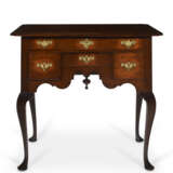 A QUEEN ANNE PLUM-PUDDING MAHOGANY DRESSING TABLE - photo 2