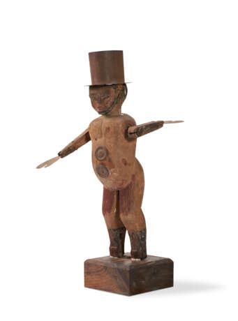 A CARVED AND PAINTED PINE AND TIN WHIRLIGIG OF A MAN - Foto 1