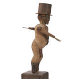 A CARVED AND PAINTED PINE AND TIN WHIRLIGIG OF A MAN - Foto 2