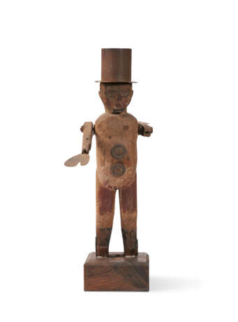 A CARVED AND PAINTED PINE AND TIN WHIRLIGIG OF A MAN - Foto 3