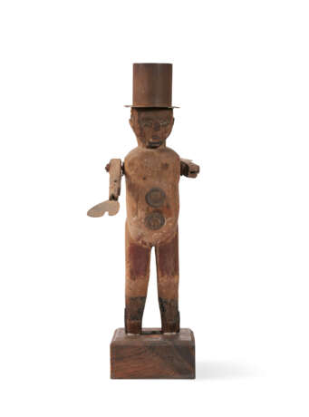 A CARVED AND PAINTED PINE AND TIN WHIRLIGIG OF A MAN - Foto 4