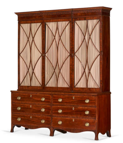 A FEDERAL MAHOGANY VENEERED AND INLAID LIBRARY BREAKFRONT BOOKCASE - photo 2