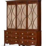 A FEDERAL MAHOGANY VENEERED AND INLAID LIBRARY BREAKFRONT BOOKCASE - фото 2