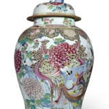 A MASSIVE CHINESE EXPORT PORCELAIN FAMILLE ROSE JAR AND COVER - фото 1