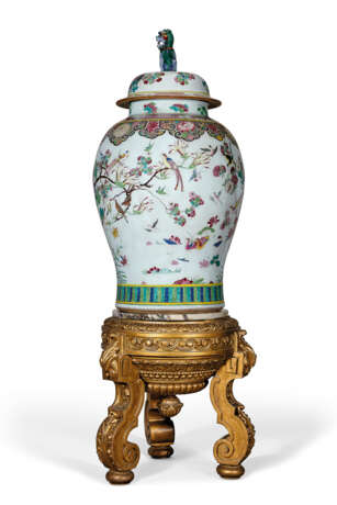 A MASSIVE CHINESE EXPORT PORCELAIN FAMILLE ROSE JAR AND COVER - Foto 4