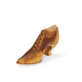 A CARVED FIGURED MAPLE SHOE PINCUSHION - Foto 1