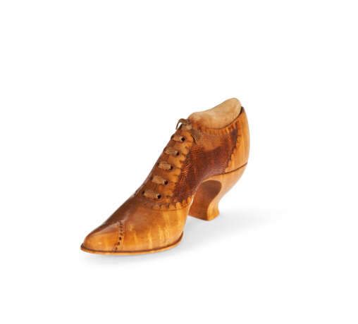 A CARVED FIGURED MAPLE SHOE PINCUSHION - фото 1