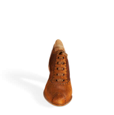 A CARVED FIGURED MAPLE SHOE PINCUSHION - Foto 2