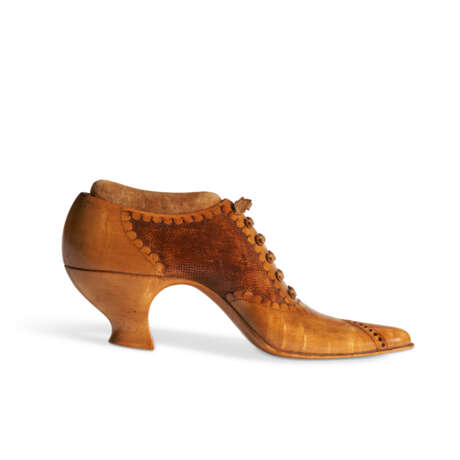 A CARVED FIGURED MAPLE SHOE PINCUSHION - фото 3