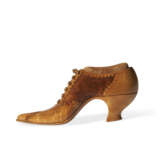 A CARVED FIGURED MAPLE SHOE PINCUSHION - фото 4