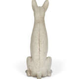 A WHITE-PAINTED CAST IRON SITTING DOG - Foto 4