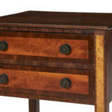 A FEDERAL FIGURED MAPLE AND FLAME BIRCH INLAID-MAHOGANY TWO-DRAWER WORK TABLE - Foto 3