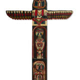 A CARVED AND POLYCHROME PAINT-DECORATED WOOD THUNDERBIRD TOTEM - Foto 1