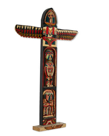 A CARVED AND POLYCHROME PAINT-DECORATED WOOD THUNDERBIRD TOTEM - Foto 2