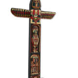 A CARVED AND POLYCHROME PAINT-DECORATED WOOD THUNDERBIRD TOTEM - Foto 2