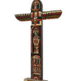 A CARVED AND POLYCHROME PAINT-DECORATED WOOD THUNDERBIRD TOTEM - Foto 3