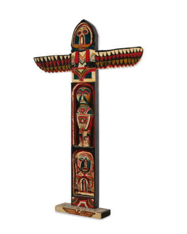 A CARVED AND POLYCHROME PAINT-DECORATED WOOD THUNDERBIRD TOTEM - фото 3