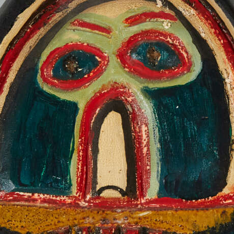 A CARVED AND POLYCHROME PAINT-DECORATED WOOD THUNDERBIRD TOTEM - Foto 6