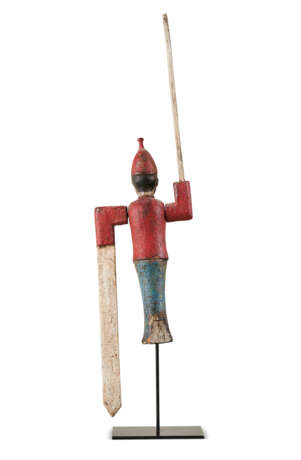 A CARVED AND PAINT-DECORATED MILITARY MAN WHIRLIGIG - Foto 3