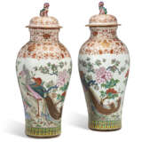 A MASSIVE PAIR OF CHINESE EXPORT PORCELAIN FAMILLE ROSE SOLDIER VASES AND COVERS - photo 2