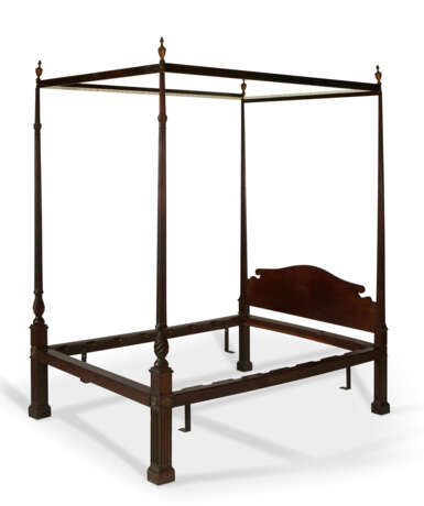 THE ELLERY-VERNON FAMILY CHIPPENDALE CARVED MAHOGANY BEDSTEAD - фото 2