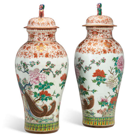 A MASSIVE PAIR OF CHINESE EXPORT PORCELAIN FAMILLE ROSE SOLDIER VASES AND COVERS - photo 3