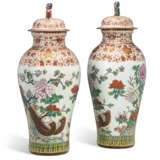 A MASSIVE PAIR OF CHINESE EXPORT PORCELAIN FAMILLE ROSE SOLDIER VASES AND COVERS - photo 3