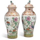 A MASSIVE PAIR OF CHINESE EXPORT PORCELAIN FAMILLE ROSE SOLDIER VASES AND COVERS - photo 4