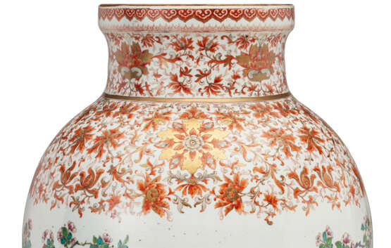 A MASSIVE PAIR OF CHINESE EXPORT PORCELAIN FAMILLE ROSE SOLDIER VASES AND COVERS - photo 6