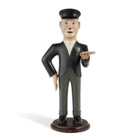 A CARVED AND PAINTED TRAIN CONDUCTOR FIGURE - Foto 1