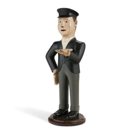 A CARVED AND PAINTED TRAIN CONDUCTOR FIGURE - Foto 2