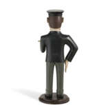 A CARVED AND PAINTED TRAIN CONDUCTOR FIGURE - Foto 3