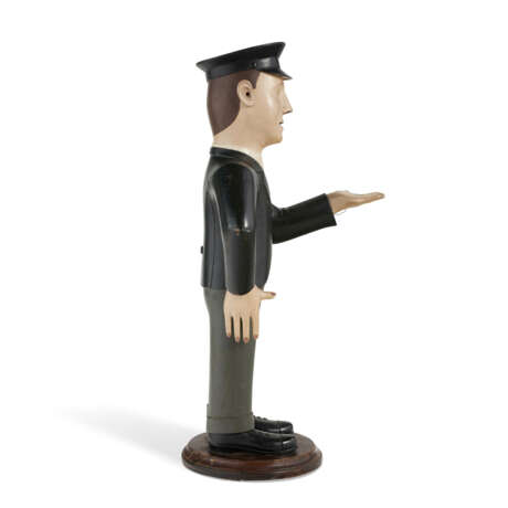 A CARVED AND PAINTED TRAIN CONDUCTOR FIGURE - Foto 6