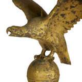 A MOLDED AND GILDED COPPER EAGLE WEATHERVANE - Foto 5