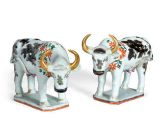 A PAIR OF CHINESE EXPORT PORCELAIN OXEN