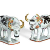 A PAIR OF CHINESE EXPORT PORCELAIN OXEN - фото 1