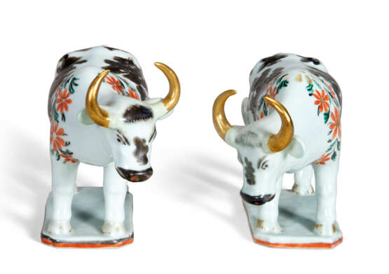 A PAIR OF CHINESE EXPORT PORCELAIN OXEN - photo 2