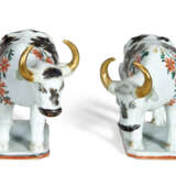 A PAIR OF CHINESE EXPORT PORCELAIN OXEN - фото 2