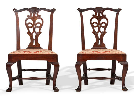 A PAIR OF CHIPPENDALE CARVED MAHOGANY SIDE CHAIRS - photo 2