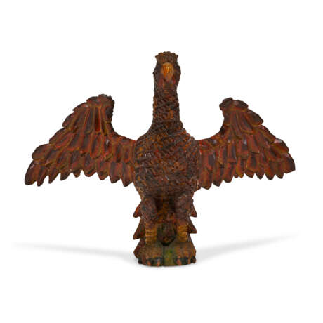 A CARVED AND PAINTED WOOD SPREAD-WINGED EAGLE - Foto 1