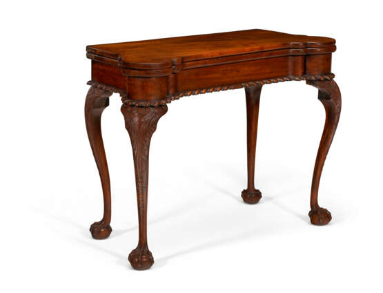 A CHIPPENDALE CARVED MAHOGANY TURRET-TOP CARD TABLE - Foto 3