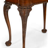 A CHIPPENDALE CARVED MAHOGANY TURRET-TOP CARD TABLE - Foto 6