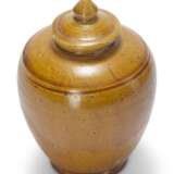AN AMBER-GLAZED POTTERY JAR AND COVER - фото 2